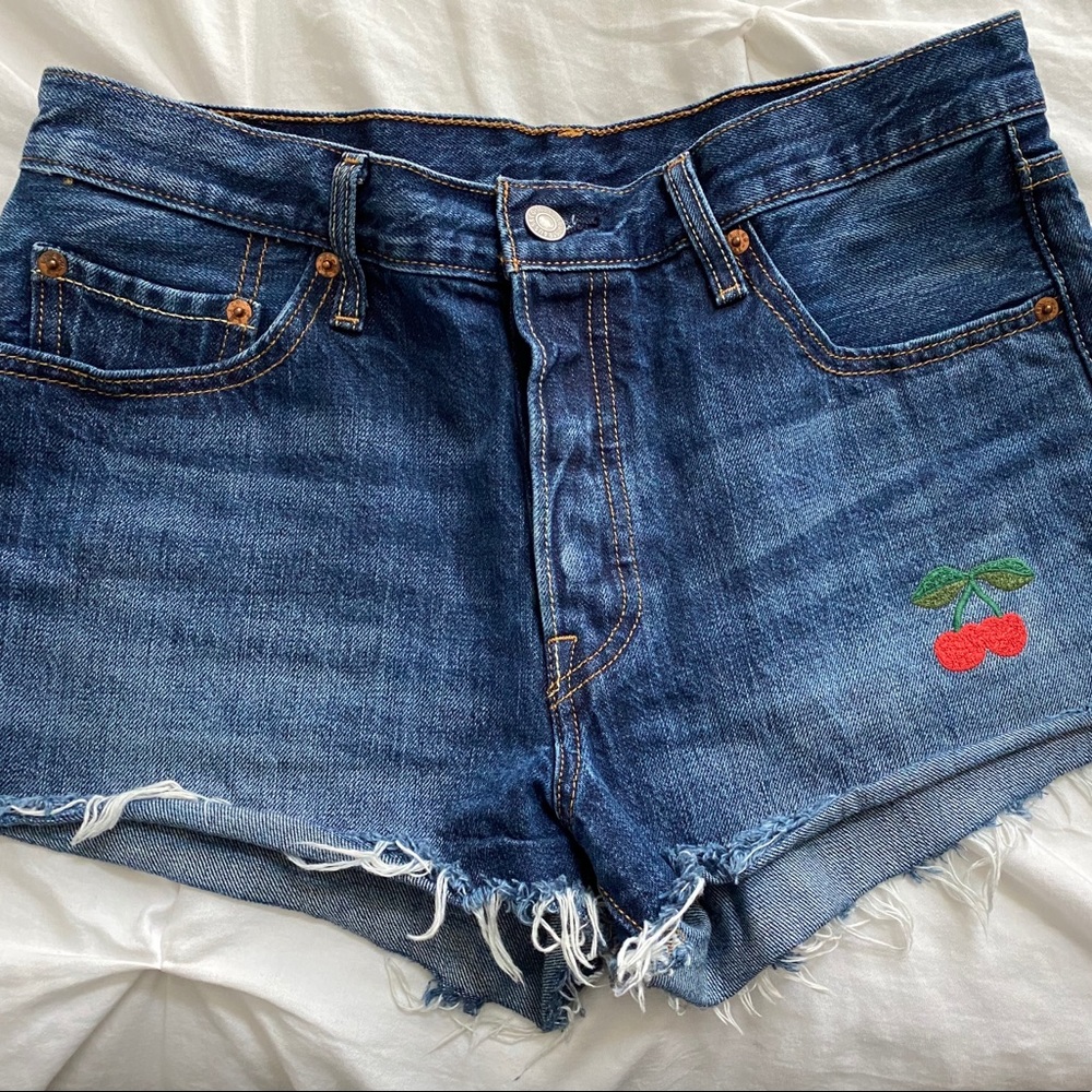 Levi’s 501 shorts cherry embroidered